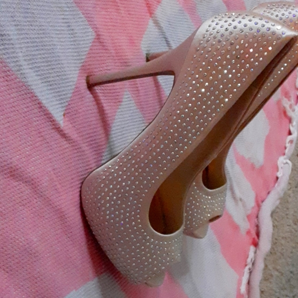 New without box Jennifer Lopez sexy nude gold embellished heels size 9